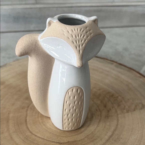 • Charming Tan and White Fox Figurine • - Picture 2 of 5